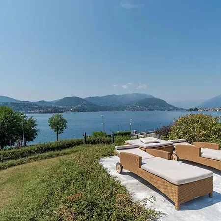 Villa Modern Lakeside Oasis With Pool